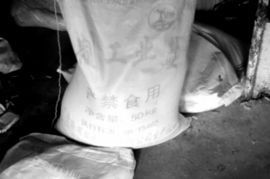 兰州一牛肉面馆用工业盐调汤 老板辩称用来喂牛