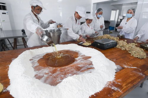 吃土灶月饼的正确姿势 一只手吃，一只手接渣，工业盐的艺术